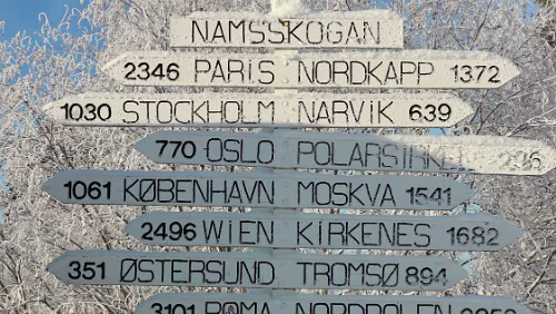 Mosjøen – Trondheim Wegweiser in Namsskogan.