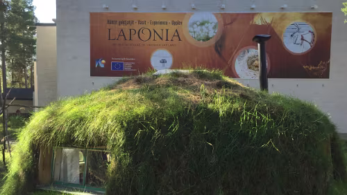 Ájtte Svenskt Fjäll- och Samemuseum Torvkåtan utanför museet, Foto: Ájtte, Elina Nygård