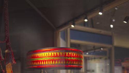 Ájtte Svenskt Fjäll- och Samemuseum Föremål från utställningen Duodje – Samiskt hantverk. Bälte för kvinna av Sigrid Omma. Ask av Jon Tomas Utsi. Gehäng av Esaias Poggats. Foto: Jan Gustavsson