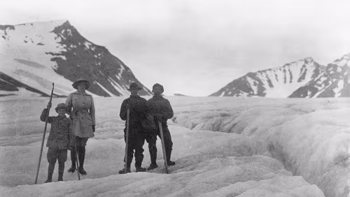Ájtte Svenskt Fjäll- och Samemuseum På Mikkaglaciären under Sarektjåkko, 10 augusti 1921. Foto: Axel Hamberg