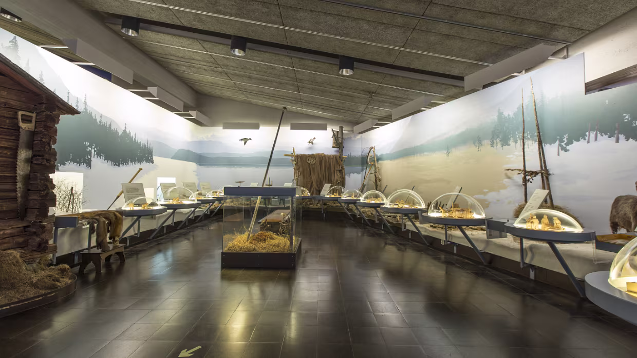 Ájtte Svenskt Fjäll- och Samemuseum Ájtte besöksadress Kyrkogatan 3, SE-962 31 Jokkmokk Tel: 0971-170 70 (växel), 0971-170 17 (reception) E-post:...