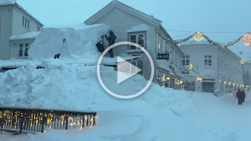 Agder nedsnødd: Klarer ikke åpne skolene Flere sørlandsbyer gir opp å åpne skolene denne uken. Folk bruker vinduer for å komme seg ut av huset. – Hold ut en stund til, sier meteorologene. Verweis