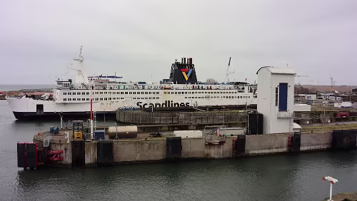 Hahnstätten – Puttgarden – – Rødby – Helsingør Ein anderes Schiff liegt im Hafen von Puttgarden.
