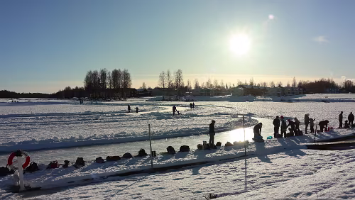 Sunne – Östersund In Mora, der „Siljan“ ist zugefroren.