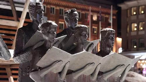 Östersund Das Kunstwerk „Kören“ am Stortorget. Skulpturgrupp i mörkpatinerad brons, ca 150 cm hög. På Östersunds 200-årsdag, den 23 oktober 1986, avtäcktes...