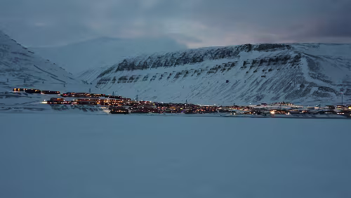 Hiorthhamn - Hike to Frozen Fjord Wir sind gerade erst gestartet und laufen auf dem zugefrorenen Fluss der aus dem „Isdammen“ stammt, einem künstlichen Stausee.
