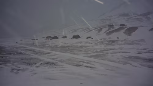 Hiorthhamn - Hike to Frozen Fjord Wir sind die alte Taubanesentralen hoch geklettert, sie bietet etwas Schutz vor dem aufkommenden Wind der mit Schneetreiben daher kommt. Wir trinken was Heißes...