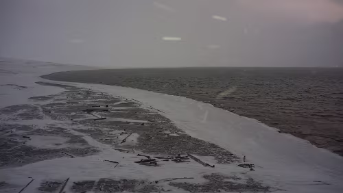 Hiorthhamn - Hike to Frozen Fjord Wir sind die alte Taubanesentralen hoch geklettert, sie bietet etwas Schutz vor dem aufkommenden Wind der mit Schneetreiben daher kommt. Wir trinken was Heißes...