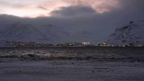 Hiorthhamn - Hike to Frozen Fjord Longyearbyen von Hiorthhamn aus gesehen.