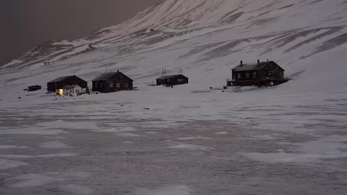 Hiorthhamn - Hike to Frozen Fjord Die Häuser sind alle ca. 100 Jahre alt.