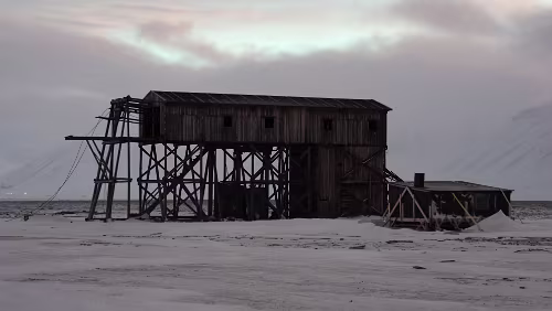 Hiorthhamn - Hike to Frozen Fjord Das ist die alte Taubanesentralen in der wir eben drin waren. Rechts sieht man die alte Schmiede.