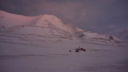 Hiorthhamn - Hike to Frozen Fjord Eine einsame Hütte, sieht eher recht neu aus. Im Hintergrund das „Hiorthfjellet“ oder der „Tenoren“.