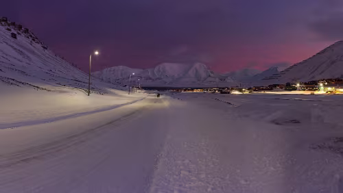 Rundgang Longyearbyen Blick vom „Vei 300“ auf Longyearbyen. Links der Platåberg, Longyearbyen, „Sukkertoppen“ und ganz rechts „Nybyen“. Panorama