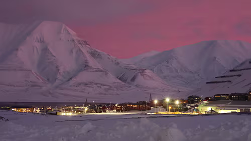 Rundgang Longyearbyen Blick vom „Vei 300“ auf Longyearbyen. Man sieht den nicht zugefrorenen „Adventfjorden“. Die Berge hinten dann sind das „Hiorthfjellet“ und der „Dirigenten“....