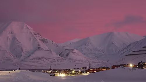 Rundgang Longyearbyen Blick vom „Vei 300“ auf Longyearbyen. Man sieht den nicht zugefrorenen „Adventfjorden“. Die Berge hinten dann sind das „Hiorthfjellet“ und der „Dirigenten“....
