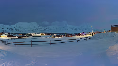 Longyearbyen Blick auf die „University Centre in Svalbard“, dahinter der nicht zugefrorene „Adventfjorden“ und die Berge mit „Adventtoppen“ und „Hiorthfjellet“. Ganz rechts...