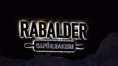 Longyearbyen „Rabalder Café og Bakeri“.