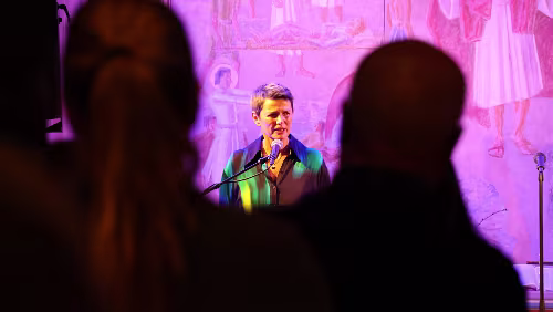 PolarJazz Festival Die Pastorin hat noch ein paar pragmatische Hinweise an die Zuschauer.