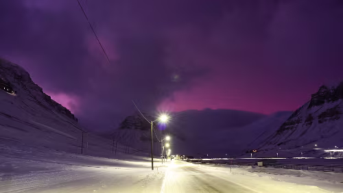 Rundgang in Longyearbyen Blick in Richtung Süden. Am Ende der Straße liegt „Nybyen“.