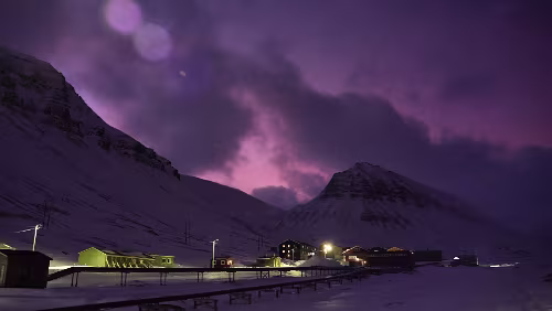 Rundgang in Longyearbyen Links im Tal der „Larsbreen“. Rechts im Tal der „Longyearbreeen“. Die Häuser gehören zu „Nybyen“.
