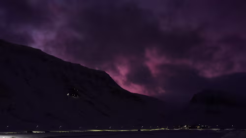 Rundgang in Longyearbyen „Gruve 2 / Julenissegruva“ im Berg und „Nybyen“ rechts.