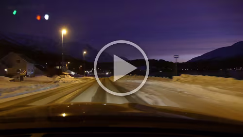 Tromsø – Skarberget – – Bognes – Bodø Die Morgendämmerung taucht den Himmel in rosa.