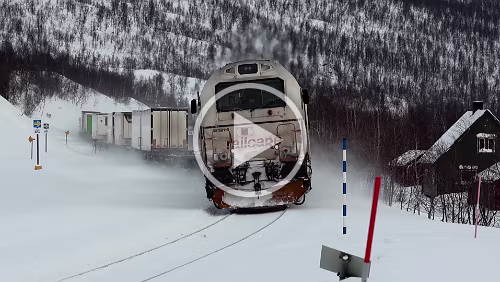Bodø – Saltfjellet – Mosjøen Da kommt gerade ein Güterzug aus dem Norden und fährt durch den Bahnhof.