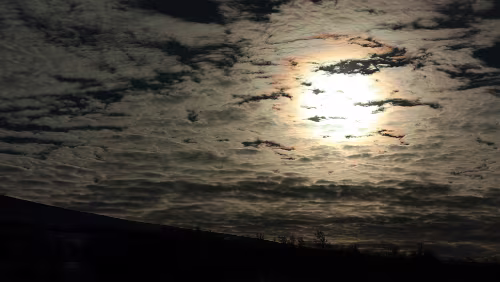 Trondheim – Lillehammer Die Sonne hinter Wolken gefangen.