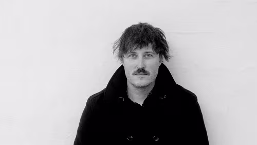 Bjørn Tomren Bjørn Tomren ble hele Norges Bjørn etter seieren i «Stjernekamp» i 2021. Med sitt unike uttrykk og sin enestående formidlingsevne er Bjørn både sanger, jodler....