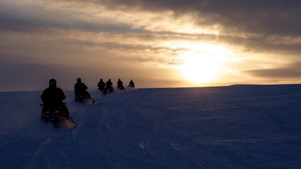 Ausflüge NOK EUR Per person years Beschreibung Bedingungen 1st Feb 14th May 8 08:30 16:30 3.490 295 2 12 3 Snowmobile Safari to...