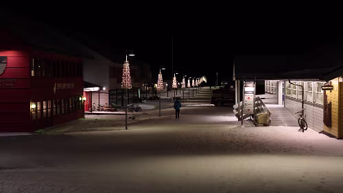 Longyearbyen Links „ Longyearbyen Lokalstyre “, rechts die Postfiliale.