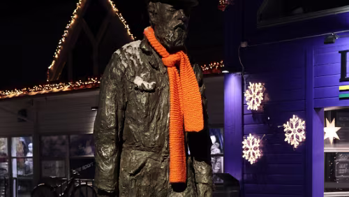 Longyearbyen Gruvearbeidermonumentet, mellom Lompensenteret og Svalbardbuttiken.