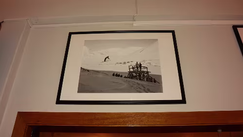 Huset Früher gab es eine kleine Sprungschanze. Im Hintergrund sieht man „Haugen“, das restliche heutige Longyearbyen existierte noch nicht.