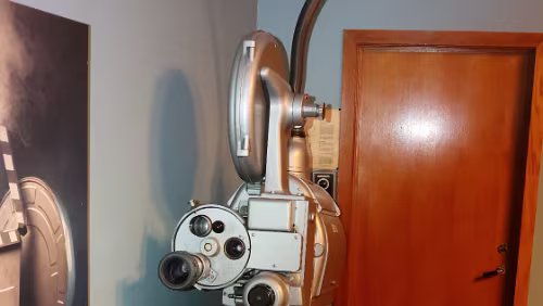 Huset Der alte Filmprojektor, „Made in Germany“.