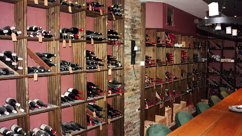 Huset Hier lagert nur Rotwein.