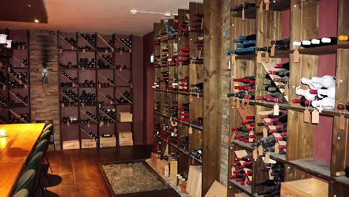 Huset Hier lagert nur Rotwein.