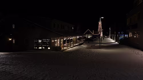 Longyearbyen Die „Einkaufsmeile“ in Richtung Norden.