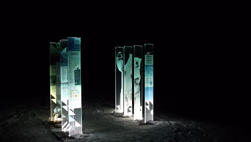 Longyearbyen Die Info-Tafeln am oberen Ende von Nybyen.