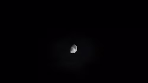 Longyearbyen Der Mond lugt etwas durch die Wolken.