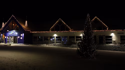 Longyearbyen Der Weihnachtsbaum ist nun beleuchtet.