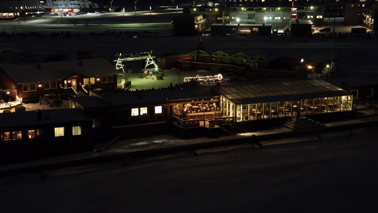 01.12.2025 Longyearbyen – LYR – – – TOS – Tromsø Karte – Reiseroute Mo 01.12.2025 Longyearbyen – LYR – – – TOS – Tromsø Unterkunft Unterkunft Aktuelle Wetteraussichten...