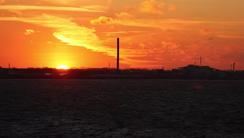 Helsingør – – Helsingborg – Sunne Ein schöner Sonnenaufgang bahnt sich auf schwedischer Seite an.