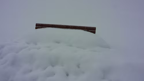 Sunne – Östersund Die Sitzbank ist fast komplett eingeschneit.