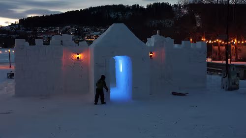 Sunne – Östersund Ein kleines Eis-Hotel am See in Östersund.