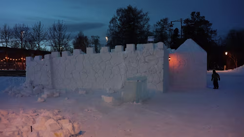 Sunne – Östersund Ein kleines Eis-Hotel am See in Östersund.