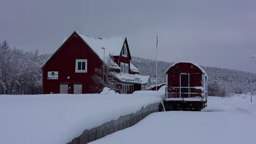 Jokkmokk – Nordkjosbotn Am Bahnhof in Porjus.
