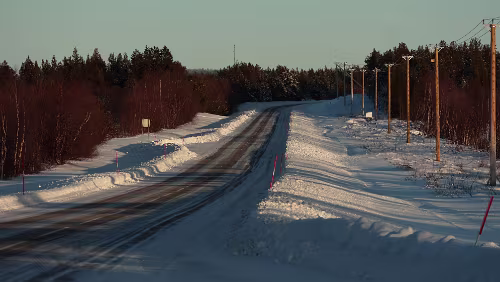 Jokkmokk – Nordkjosbotn Die Sonne flutet die Szenerie.