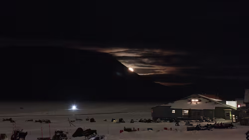 Longyearbyen Der Mond geht auf.
