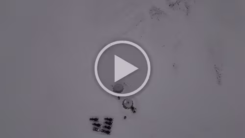 Reindalen & Van Mijenfjorden Mehr oder weniger verunglückter Flug mit der Drohne. Die Sicht ist schlecht und das Steuergerät der Drohne piept ohne Ende.