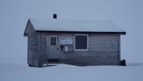 Reindalen & Van Mijenfjorden Erster Halt an einer Notunterkunft, die Sicht ist eher schlecht.